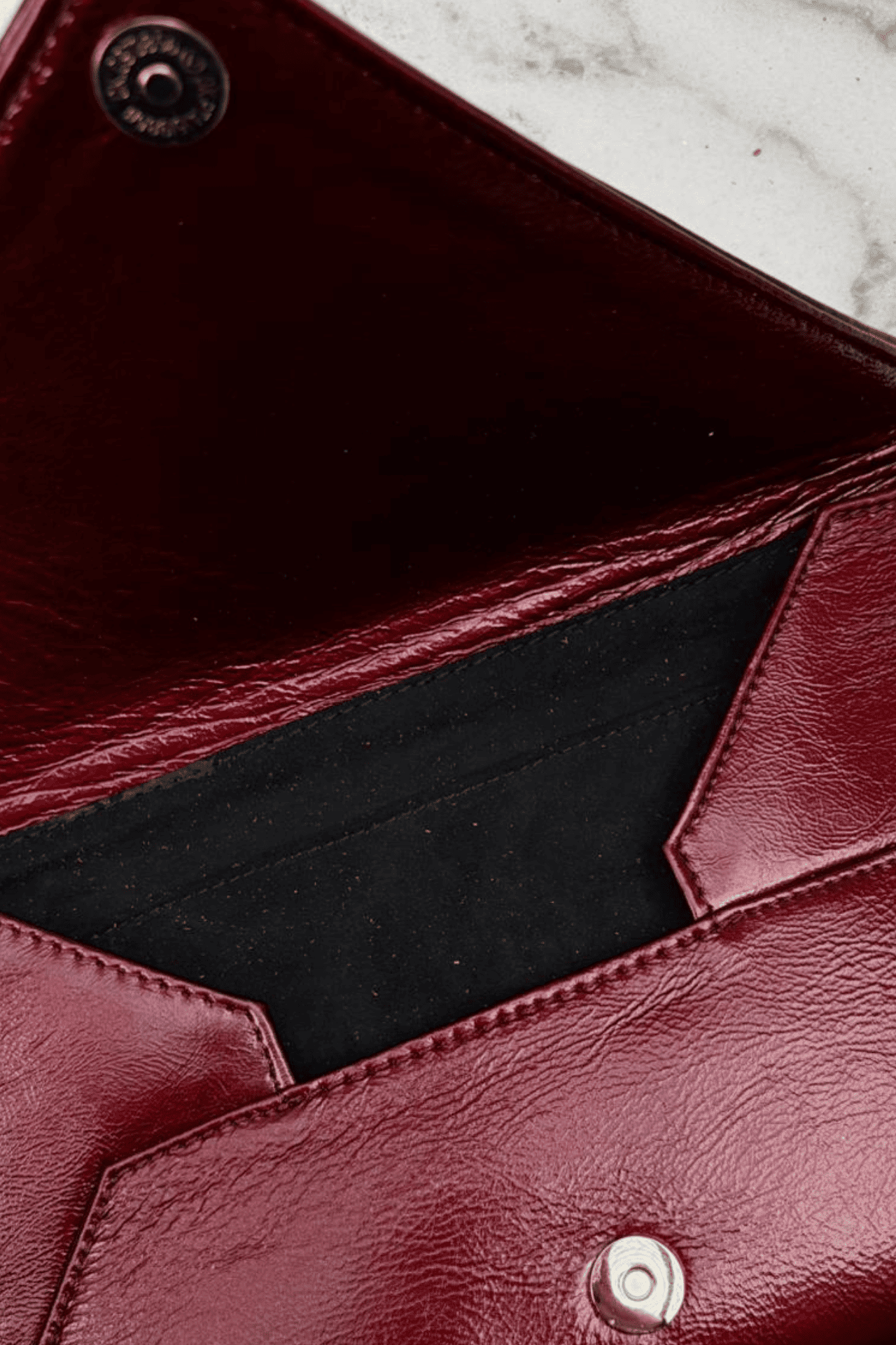 Icon Clutch Con Barbas - Vino Oscuro