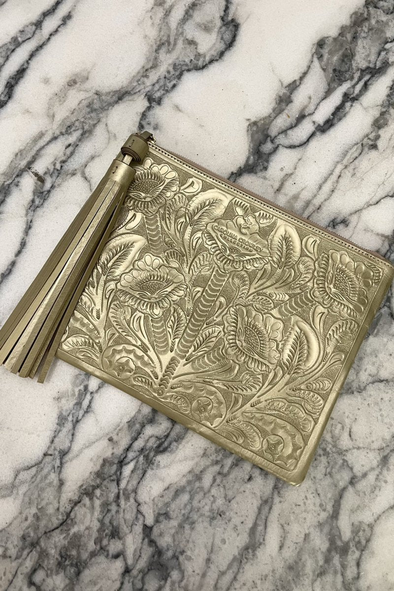 Clutch Cincelado - Oro - Carolina Crowley Collection