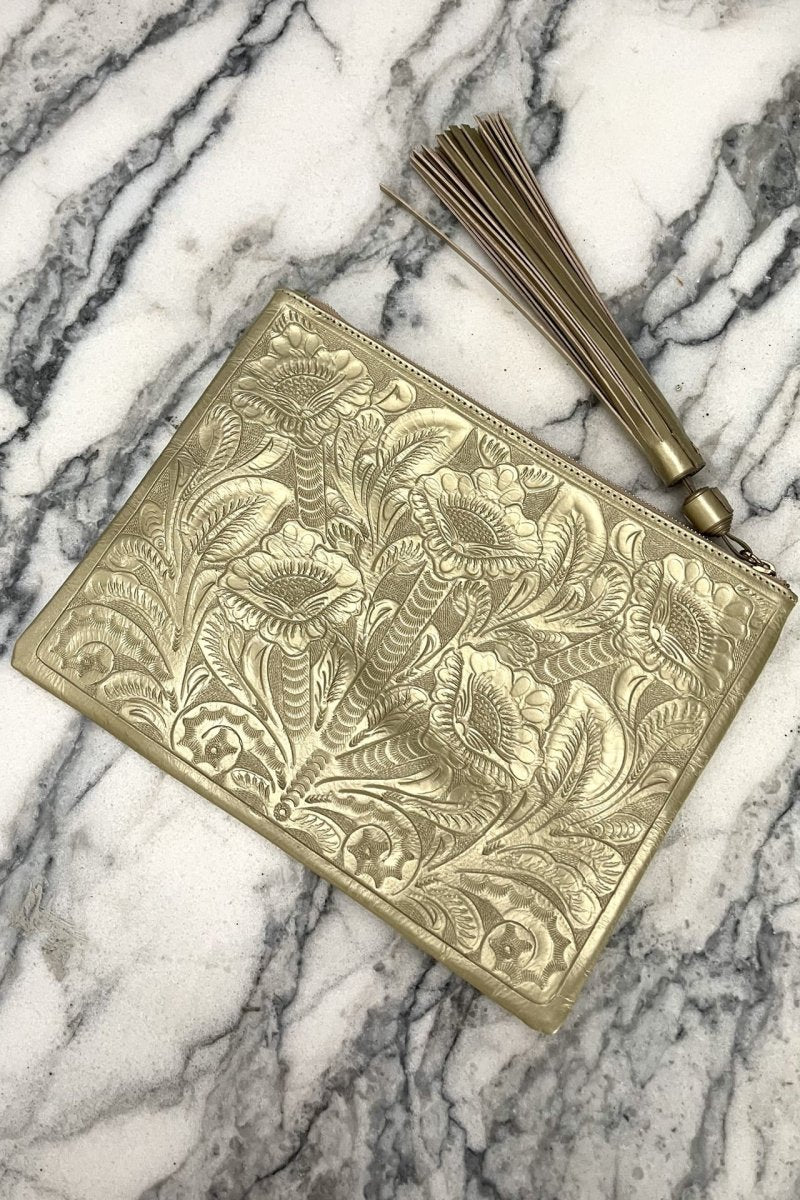 Clutch Cincelado - Oro - Carolina Crowley Collection