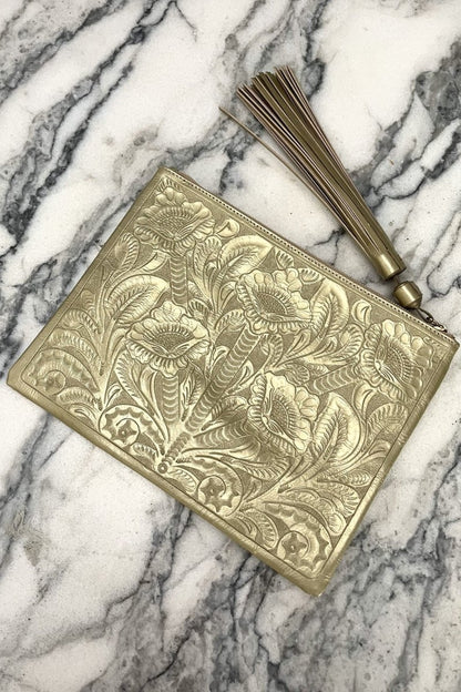Clutch Cincelado - Oro - Carolina Crowley Collection